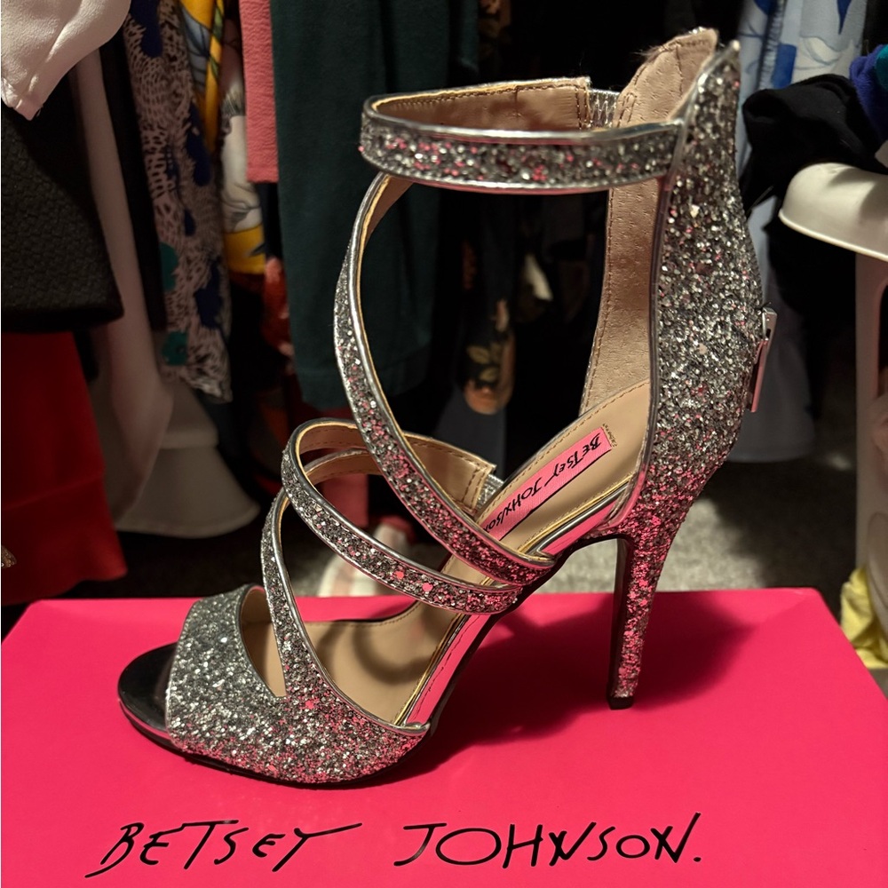 Betsey Johnson Izzy silver glitter size 6 pumps. Wedding hoco or prom